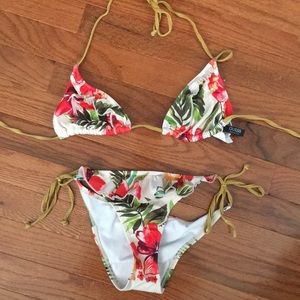Hawaiian 🌺 print bikini set!